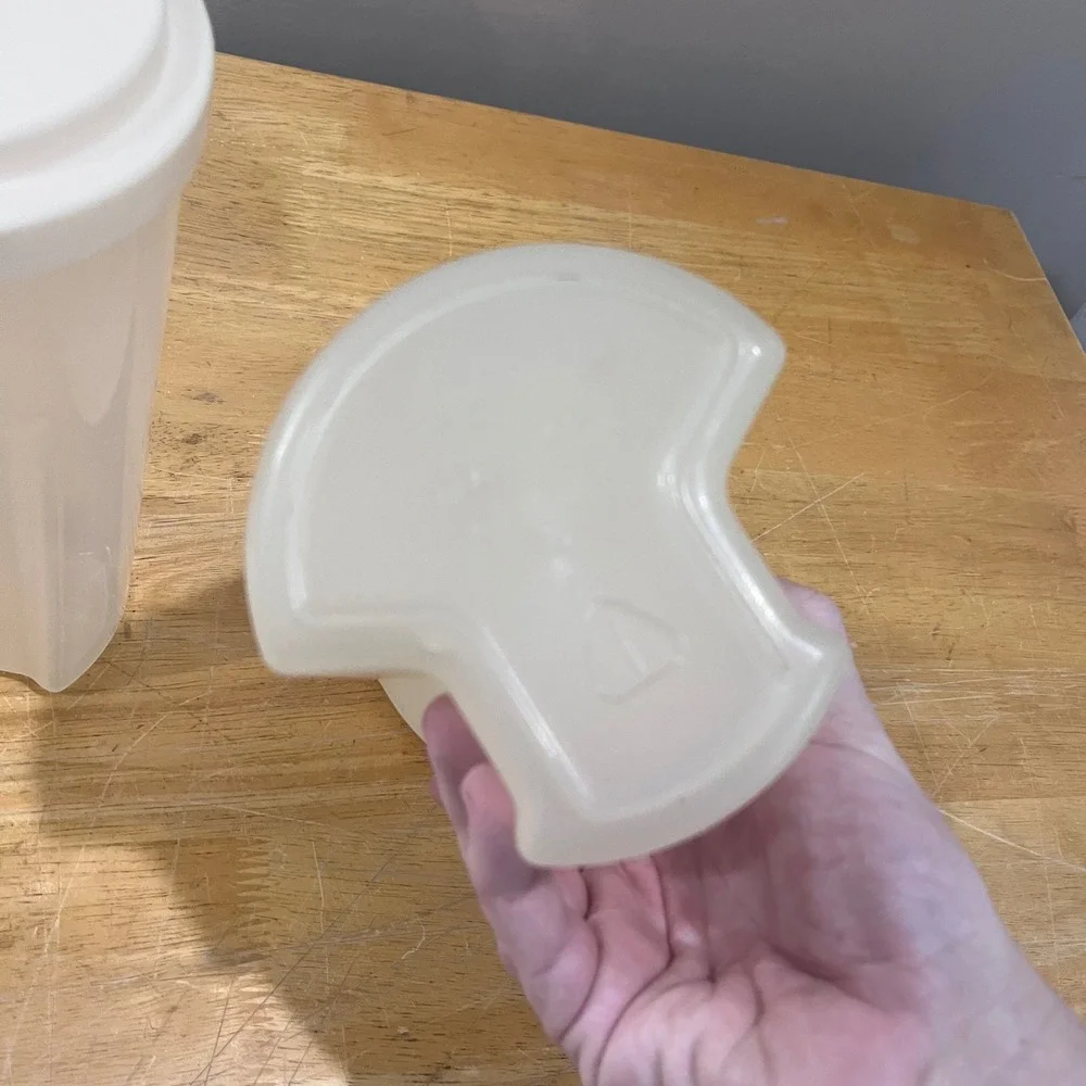 Vtg Rubbermaid 2 Qt Servin Saver Set of 2 Almond Flip Top T-Shape‎ Easy Grip